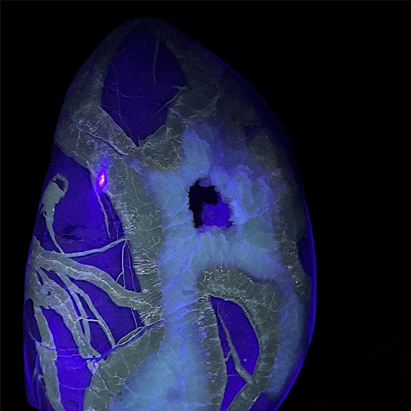 SOLD 🐉 Septarian Egg Nodule // Madagascar 🐉//UV reactive! - Picture 14 of 16